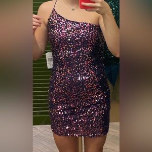 selling this super cute and pretty dress!! worn ONCE